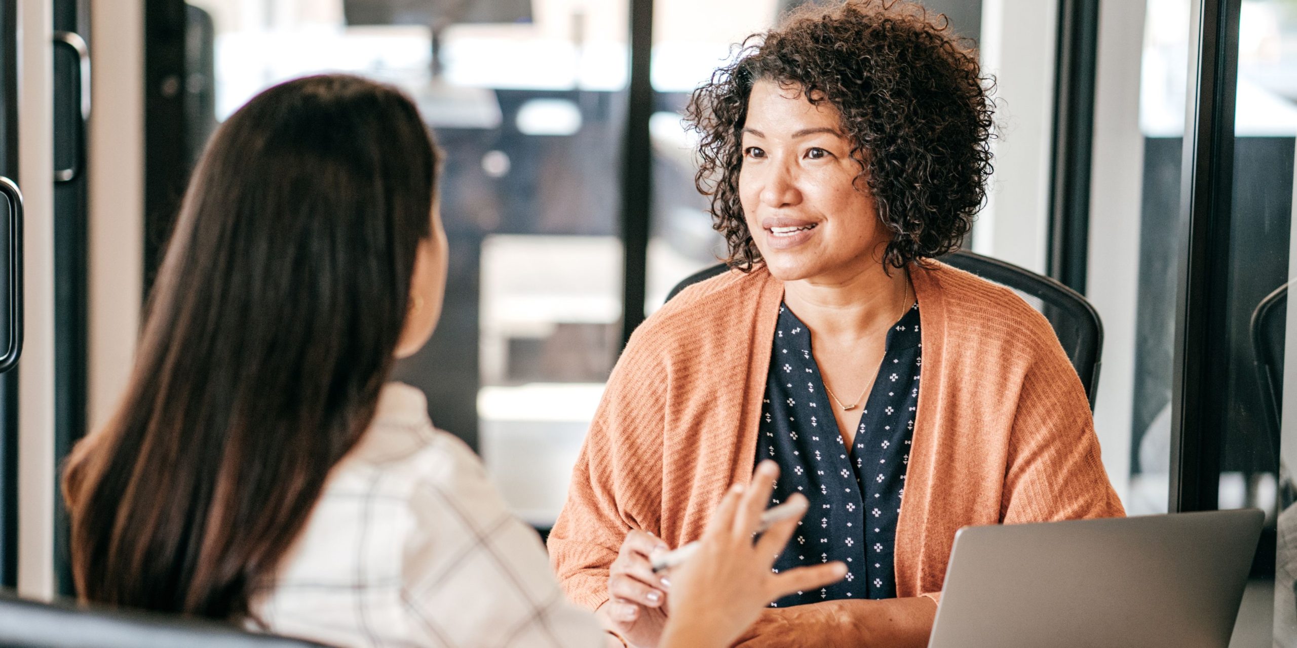 A job candidate maintaining eye contact, smiling confidently, and practicing positive body language during an interview.